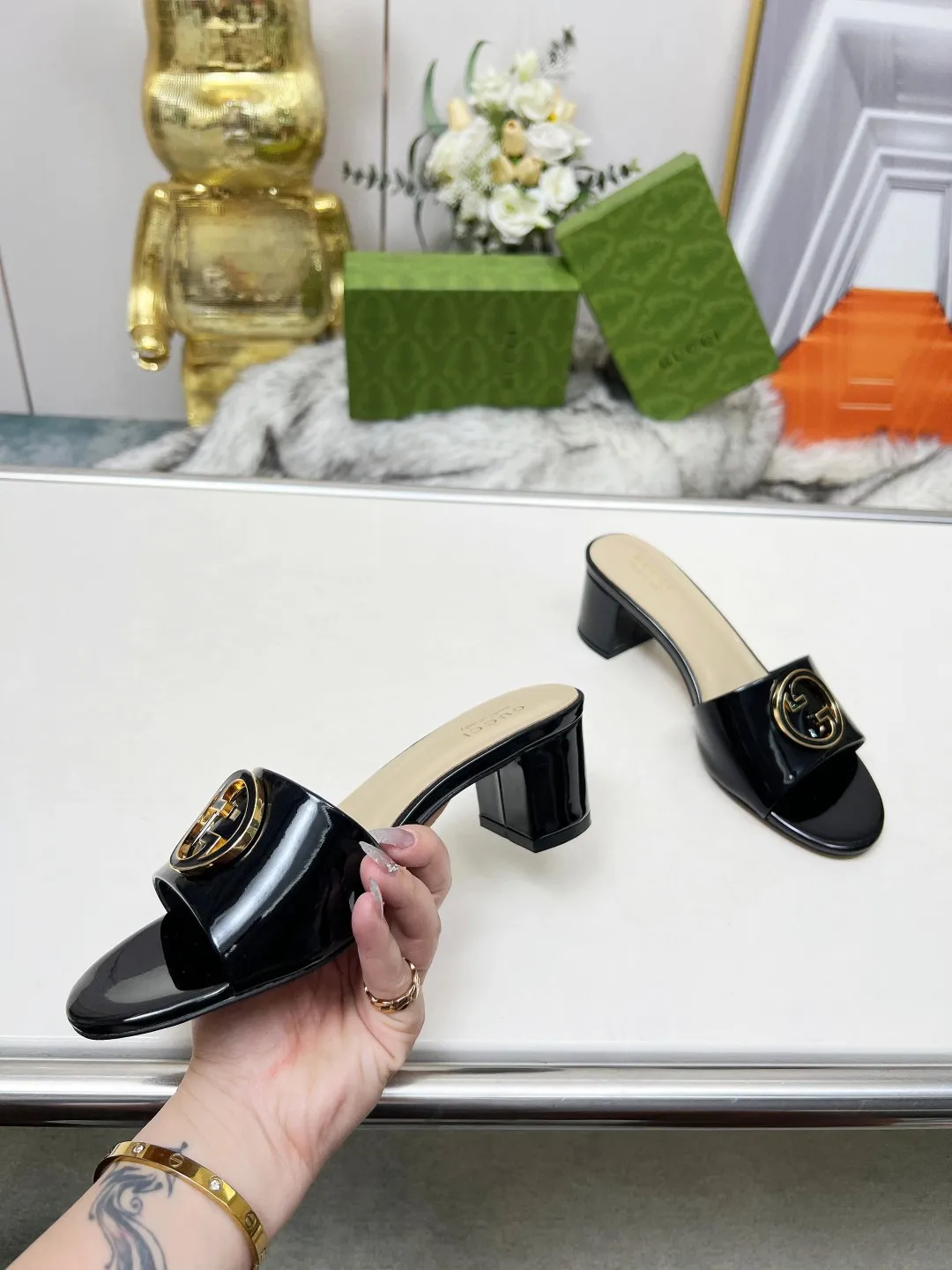 👟👟Ex-factory price 360👟👟 Genuine leather sole +40 Gucci 𝟐𝟎𝟐5 new spring and summer double G buckle round toe medium heel slippers, this G family series of slippers are so beautiful, high-end must buy~ The double G Logo is so beautiful on the feet, a classy style! The buttons have the GUCCI logo. Fabric: Cowhide Lining: Sheepskin lining Sheepskin pad Heel height: 5CM Sole: Italian genuine leather outsole Size: 35-44 [42 43 44 customized]